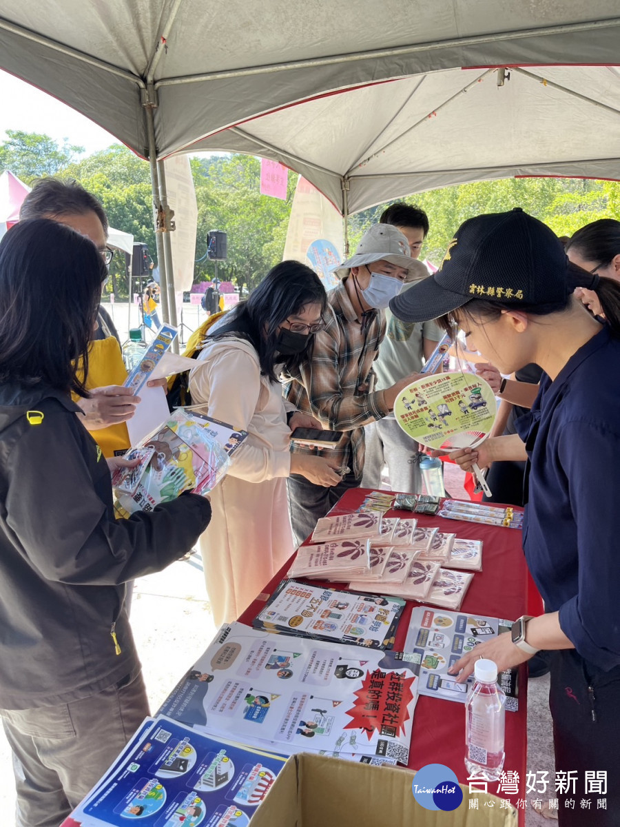 雲林縣府日前辦理「走淨山峰、遇健幸福」活動,由縣長張麗善率隊健走,警察局同步進行反詐、識詐宣導/警方提供