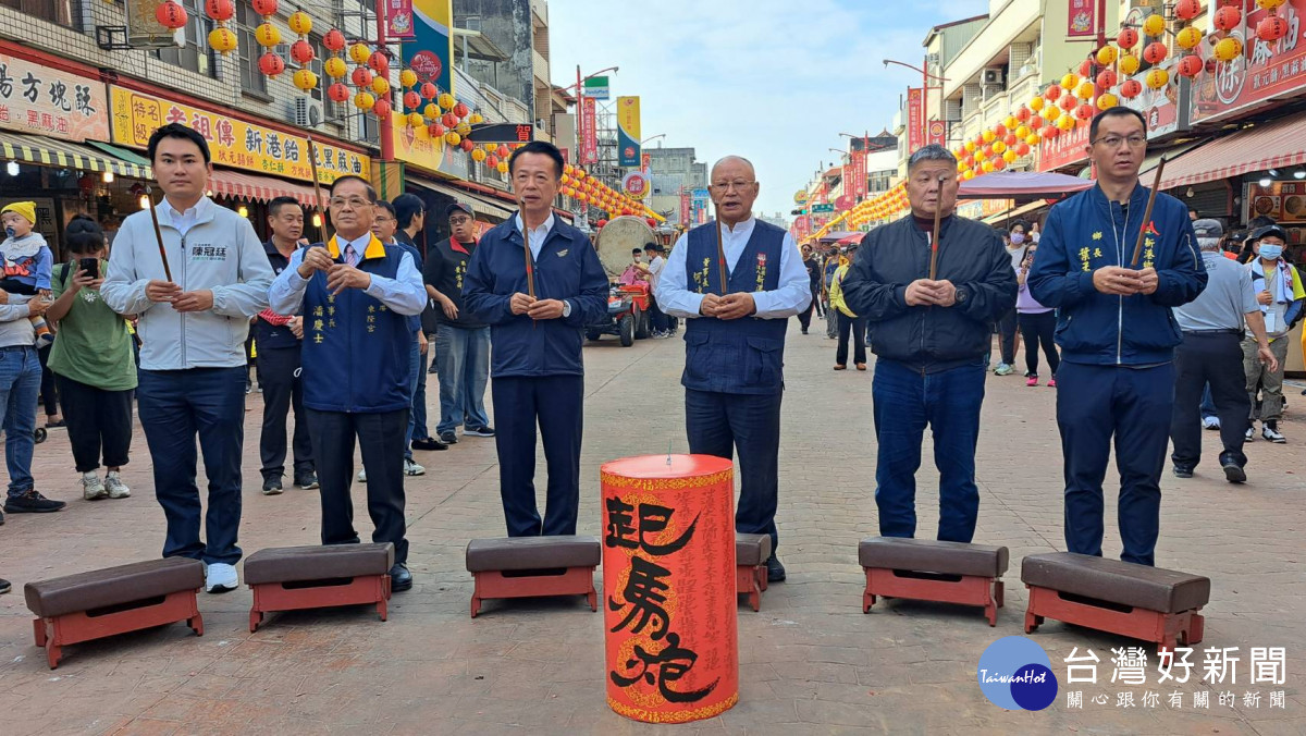 嘉義縣長翁章梁、立法委員陳冠廷、新港奉天宮董事長何達煌、大甲鎮瀾宮董事長顏清標、東港東隆宮董事長潘慶士、新港鄉長葉孟龍點燃頭號炮/陳致愷翻攝