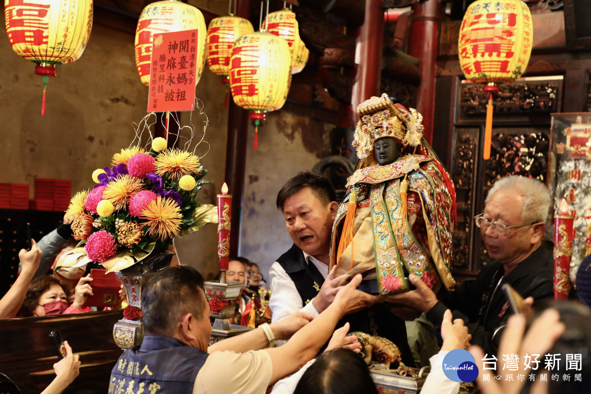 眾人依序請出媽祖神尊上轎/陳致愷翻攝