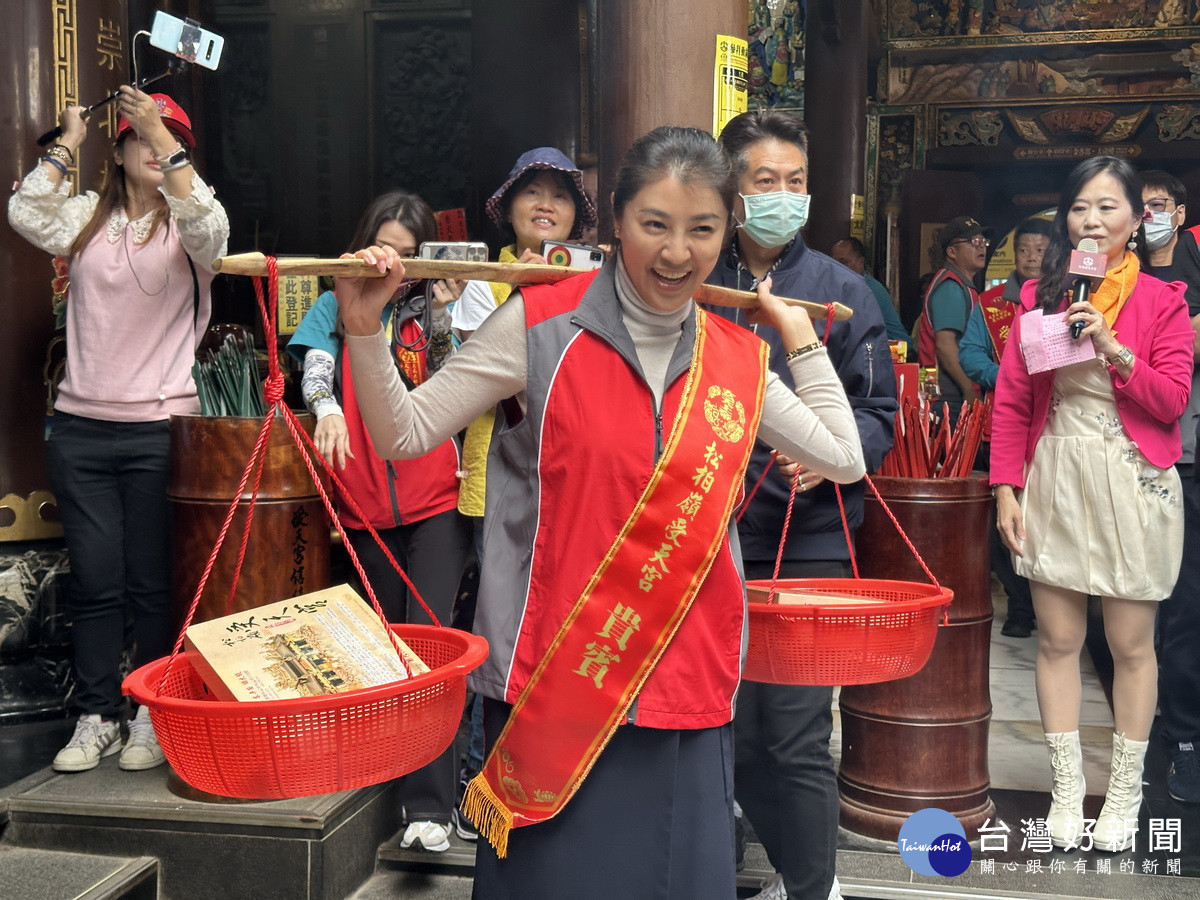許淑華縣長也首次體驗擔桃。(記者扶小萍攝)