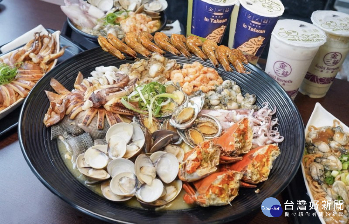 ▲金三益楠梓店的海底總動員鍋燒麵。<br /><br />