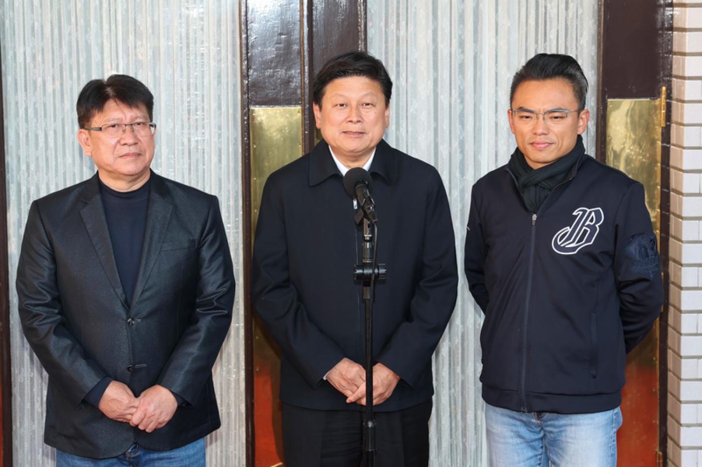 召委選舉是否禮讓民眾黨,國民黨團書記長洪孟楷(右)與總召傅崐萁(中)不同調。中央社資照