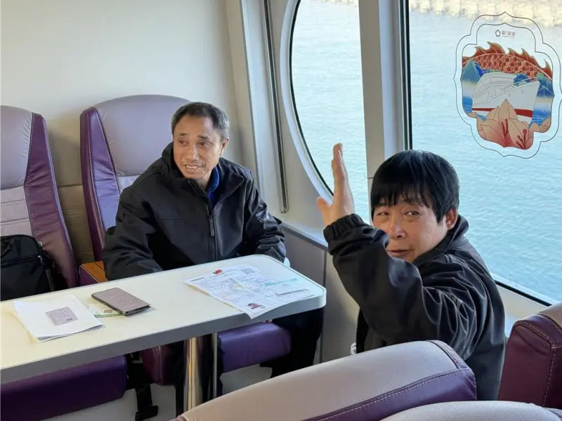 2名生還漁工在晉江市紅十字會人員協助下經小三通返回廈門,不過徐仲安(右)回去接受陸媒採訪時卻「爆料」說,是我方海巡艦艇過來「衝一下」就把他們船頂翻掉了!