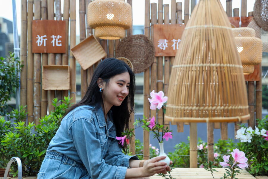 圖/民眾與杜鵑花合影。(新北市政府農業局提供)