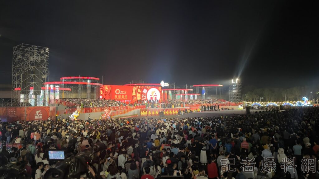 ▲2024台灣燈會今（24）日正式開燈，吸引民眾湧入高鐵燈區。（圖／記者王俊勝攝）