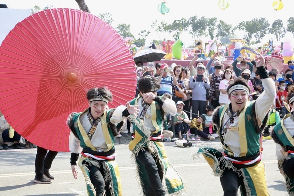 台灣燈會高鐵燈區每天下午發放小龍包提燈
