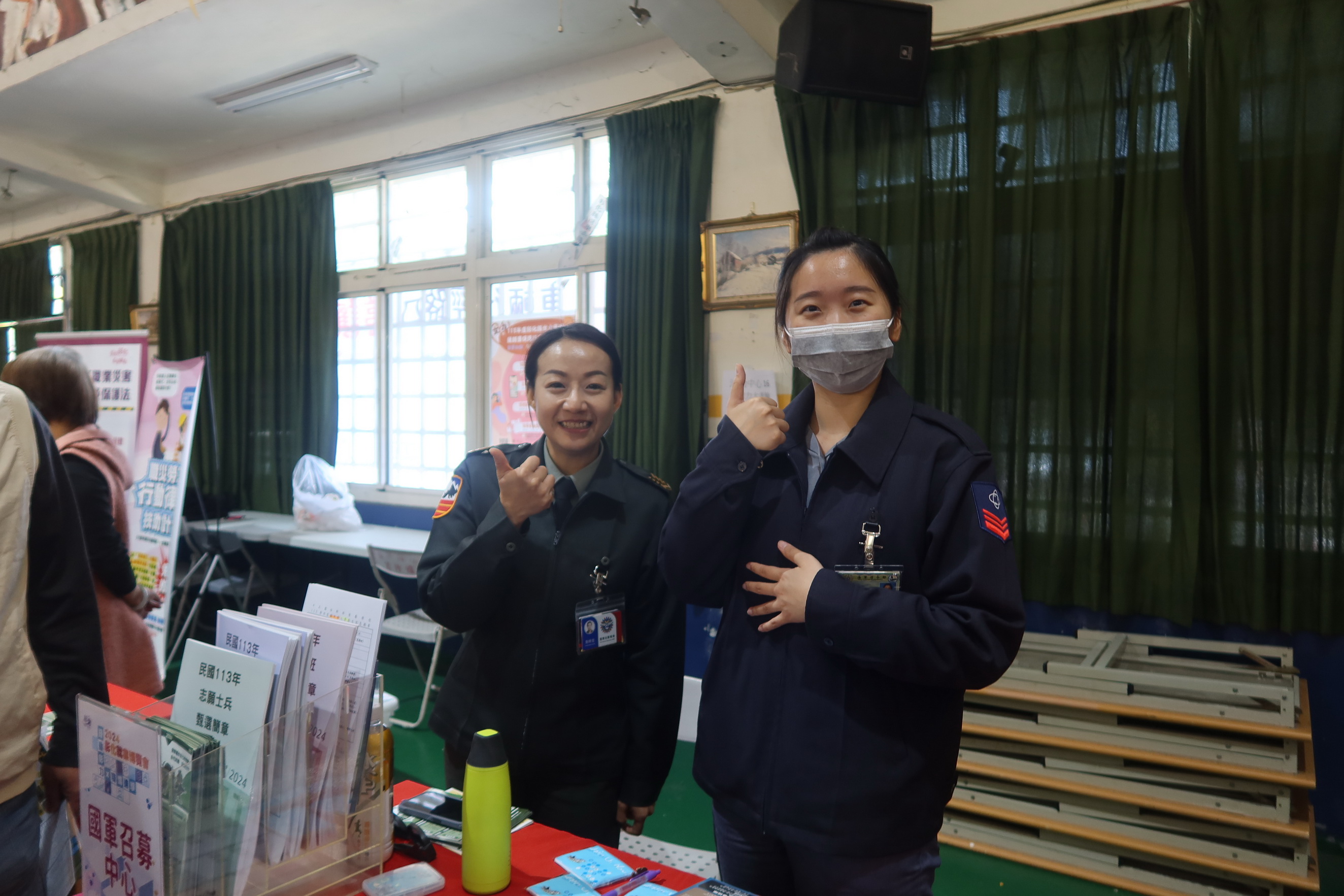 彰化縣政府於南郭國小舉辦2024「鼓動彰力x職場進擊」首場就業博覽會，縣長王惠美現身關心民眾求職情形，現場有60多家廠商，提供1500多個職缺。（記者張溎壕攝）