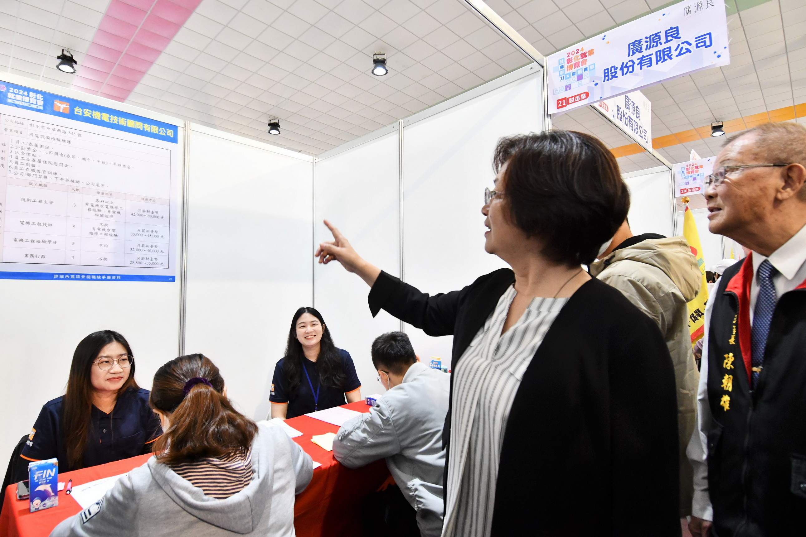 彰化縣政府於南郭國小舉辦2024「鼓動彰力x職場進擊」首場就業博覽會，縣長王惠美現身關心民眾求職情形，現場有60多家廠商，提供1500多個職缺。（記者張溎壕攝）