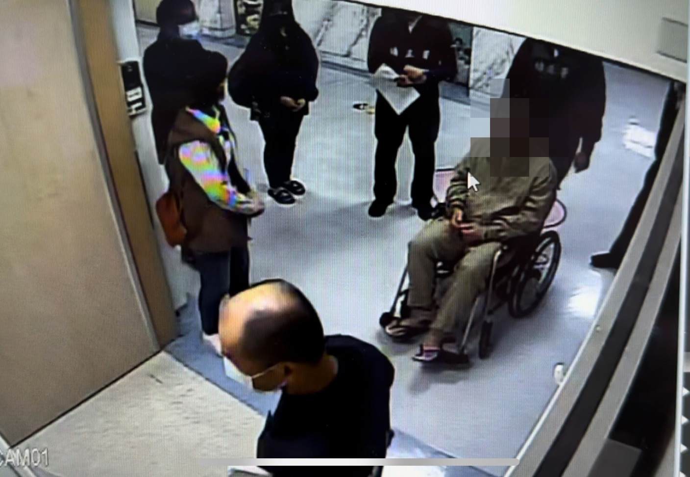 ▲彰化3姊弟被休旅車撞擊造成2人命危，服刑中的父親到醫院探望2姊妹。（彰基提供）