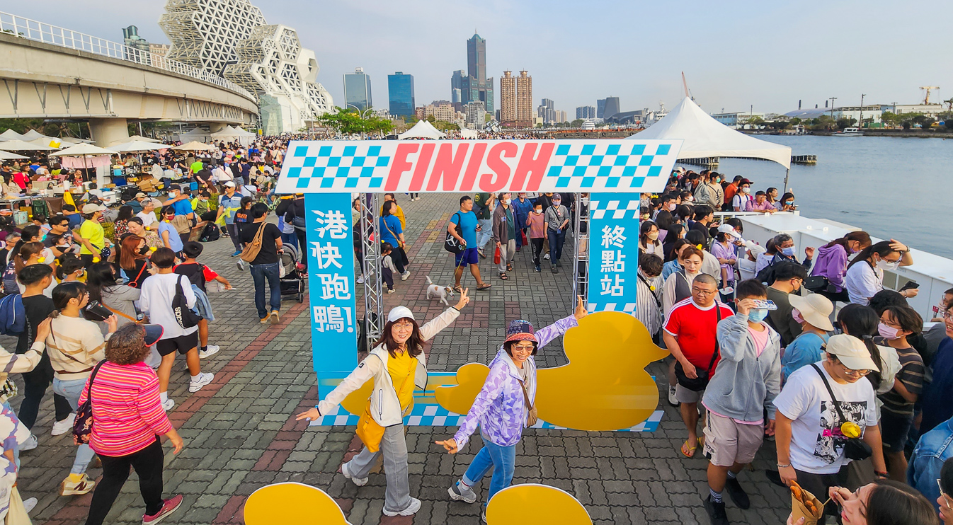 ▲上萬支小鴨漂漂河，極具療癒效果，適逢元宵節，讓港都增添歡笑樂趣的熱鬧氛圍。（圖/記者黃淑貞攝）