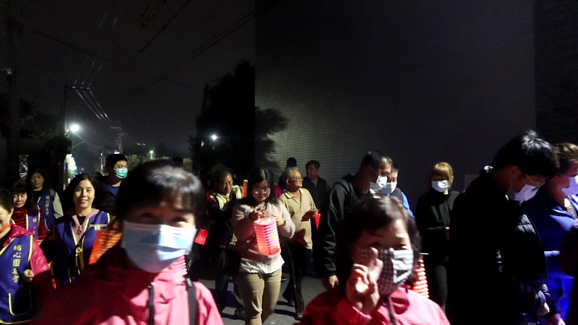 ▲埔心社區發展協會舉辦提燈籠踩街活動，由壽桃宮鑼鼓陣開路，村民不分男女老少提古仔燈繞村祈福。（記者張溎壕攝）