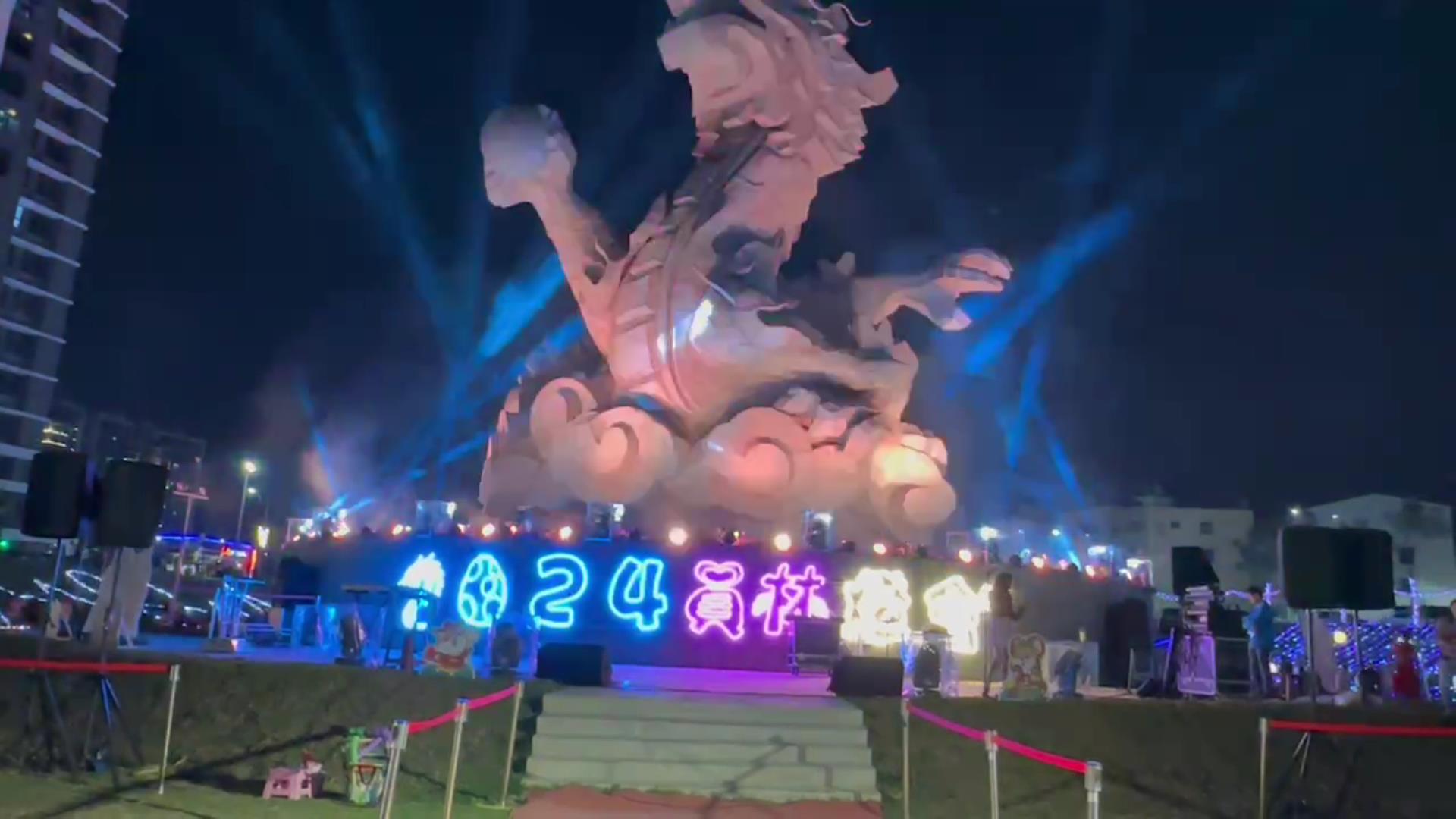 ▲為迎接元宵節，員林市公所在龍燈公園舉辦燈會，燈會主燈「龍祥霞蔚巨龍再現」高達20米，透過特殊燈光投射，呈現出巨龍飛騰的儀態，再次掀起了龍燈旋風。（記者張溎壕攝）
