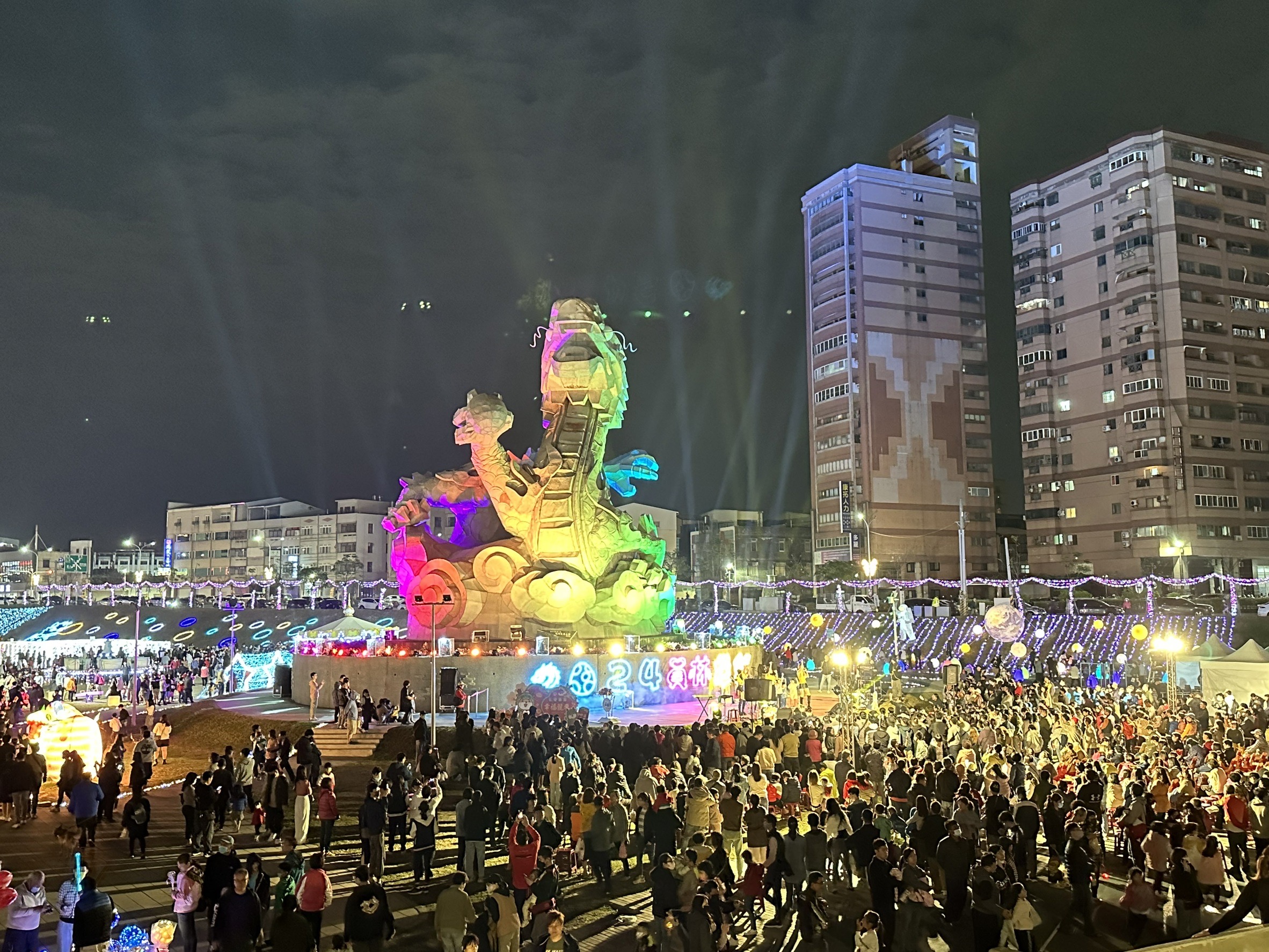 ▲為迎接元宵節，員林市公所在龍燈公園舉辦燈會，燈會主燈「龍祥霞蔚巨龍再現」高達20米，透過特殊燈光投射，呈現出巨龍飛騰的儀態，再次掀起了龍燈旋風。（記者張溎壕攝）