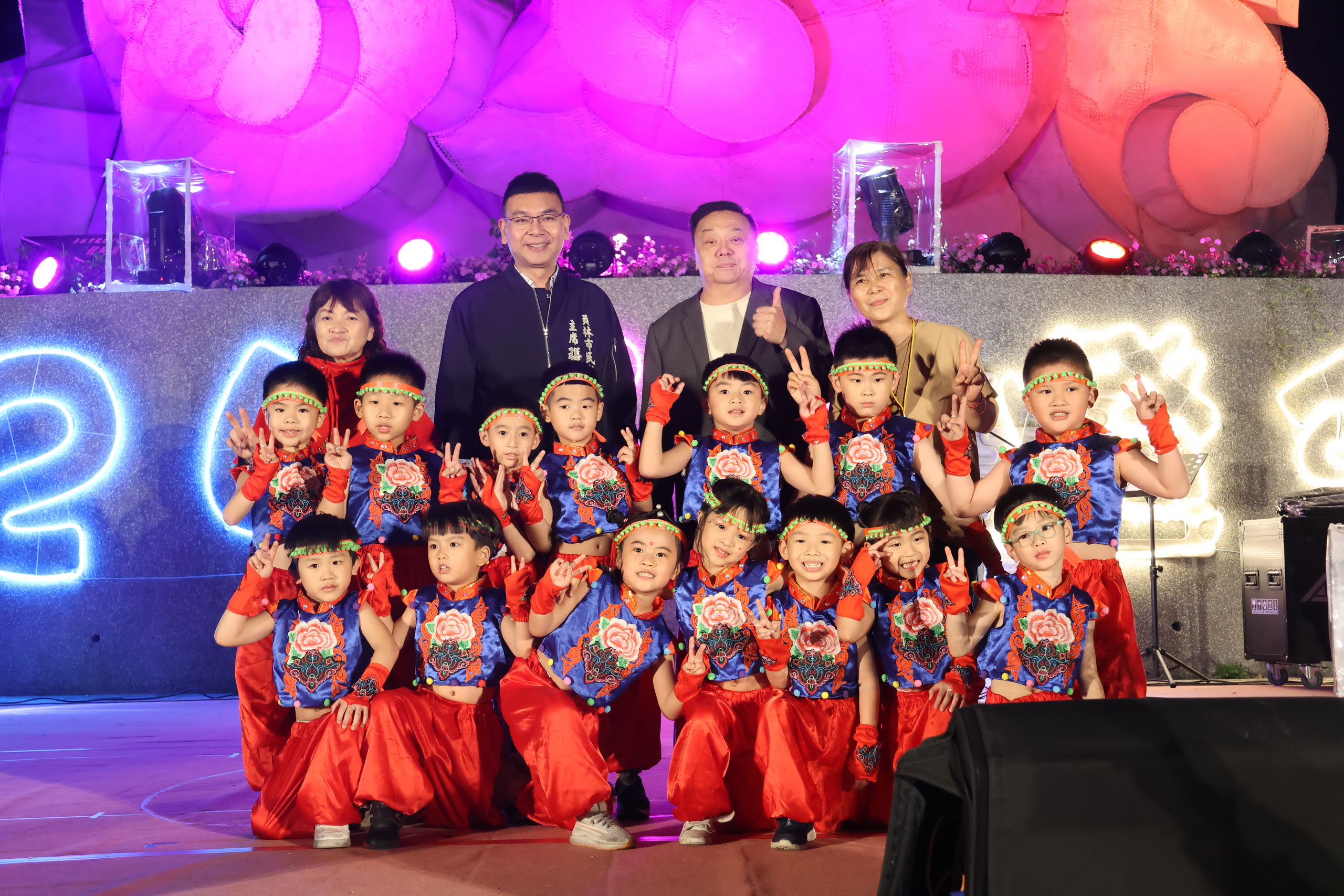 ▲為迎接元宵節，員林市公所在龍燈公園舉辦燈會，燈會主燈「龍祥霞蔚巨龍再現」高達20米，透過特殊燈光投射，呈現出巨龍飛騰的儀態，再次掀起了龍燈旋風。（記者張溎壕攝）