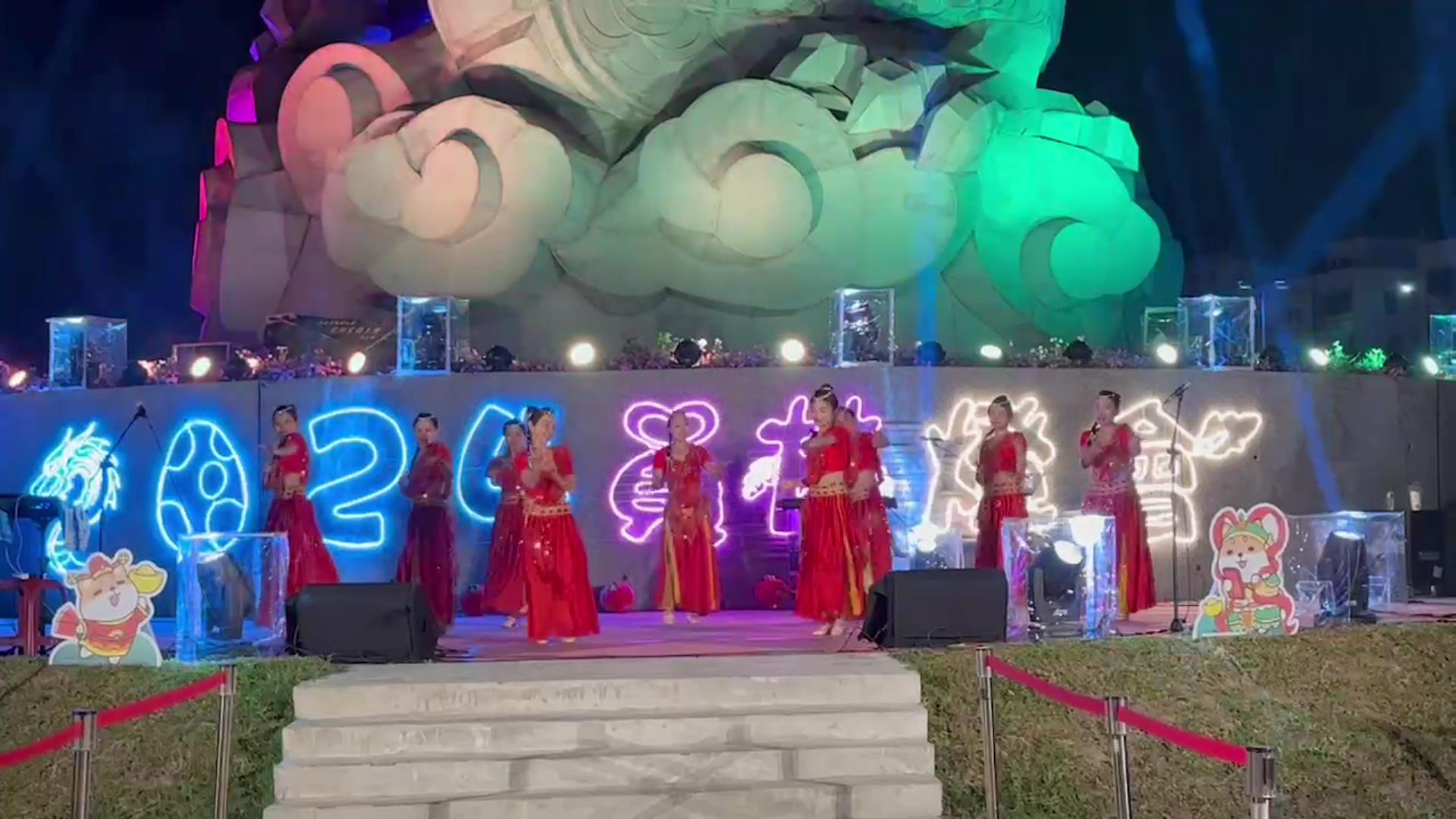 ▲為迎接元宵節，員林市公所在龍燈公園舉辦燈會，燈會主燈「龍祥霞蔚巨龍再現」高達20米，透過特殊燈光投射，呈現出巨龍飛騰的儀態，再次掀起了龍燈旋風。（記者張溎壕攝）