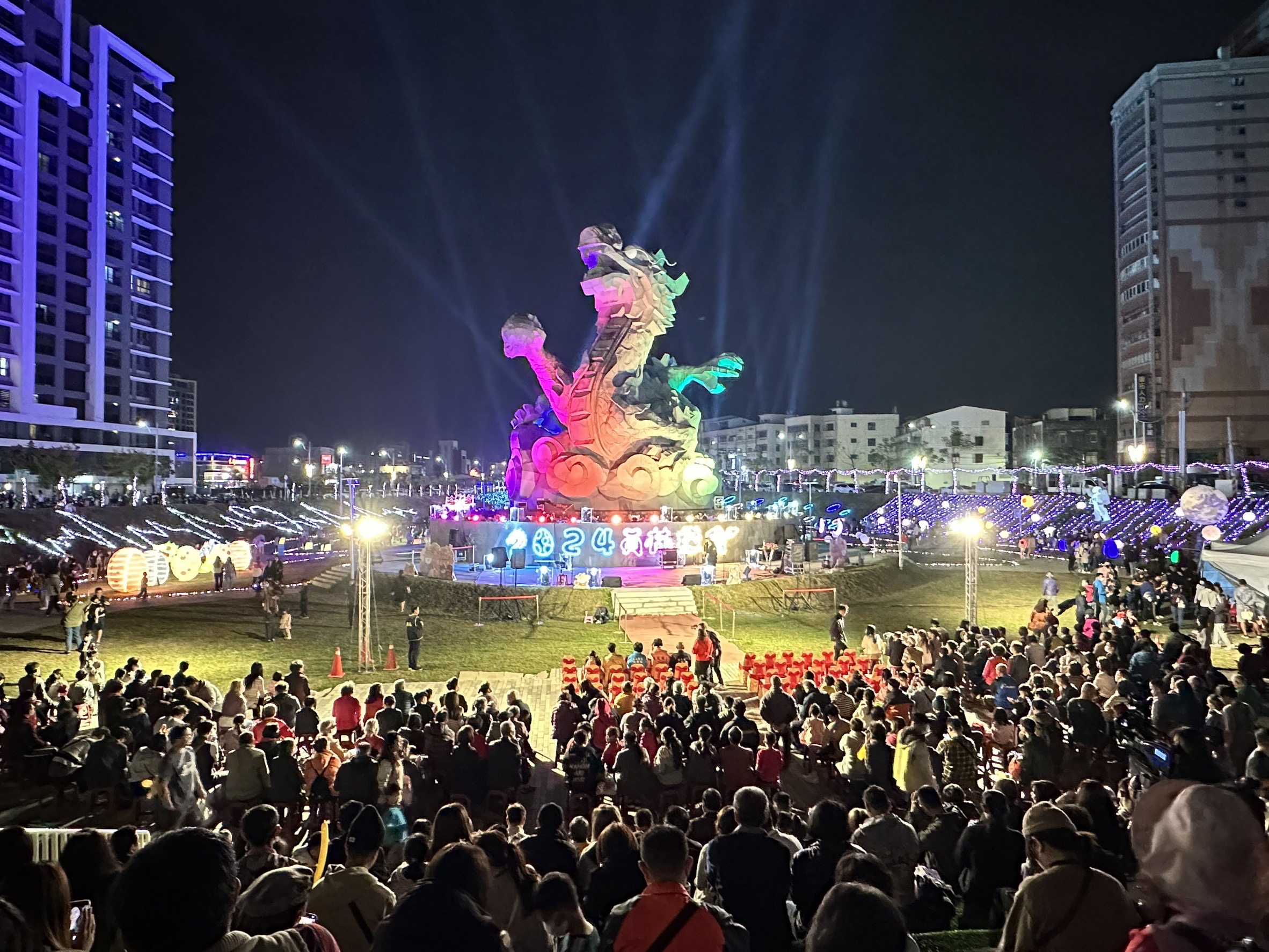 ▲為迎接元宵節，員林市公所在龍燈公園舉辦燈會，燈會主燈「龍祥霞蔚巨龍再現」高達20米，透過特殊燈光投射，呈現出巨龍飛騰的儀態，再次掀起了龍燈旋風。（記者張溎壕攝）