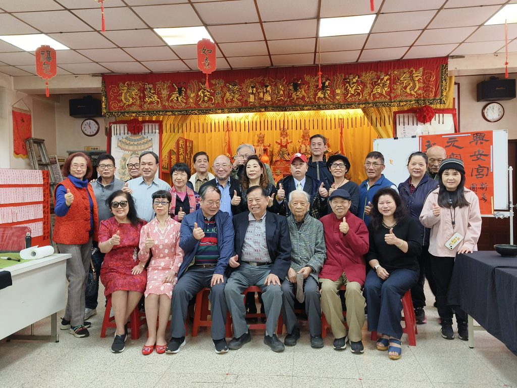 媽祖台灣行宮興安會館書畫家們齊聚慶祝元霄節。(攝影/蔡昀臻拍攝)