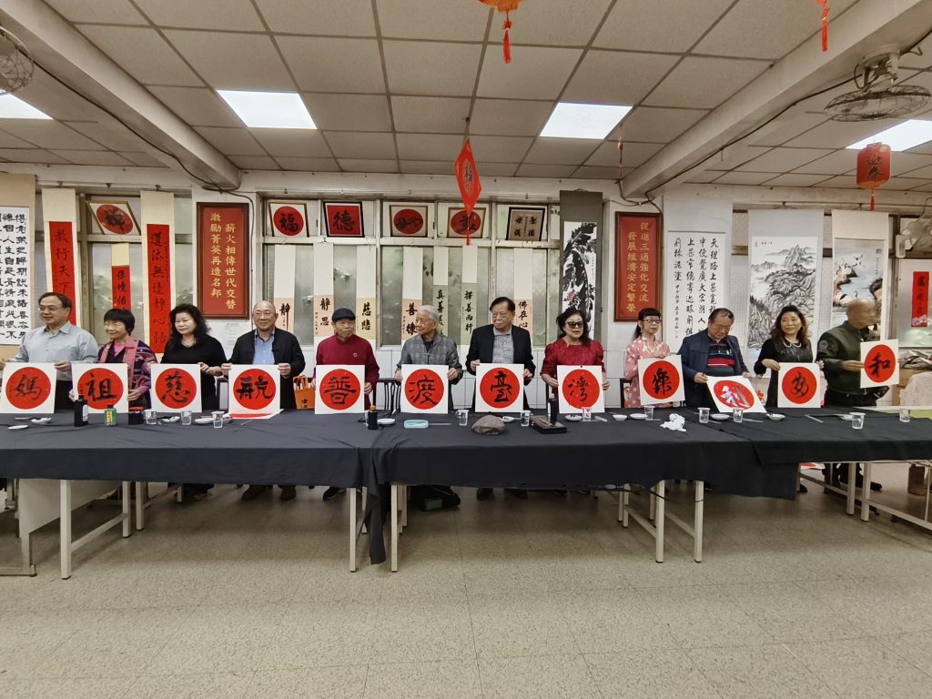 台灣行宮興安會館匯聚書畫家揮毫慶元霄。(攝影/蔡昀臻拍攝)