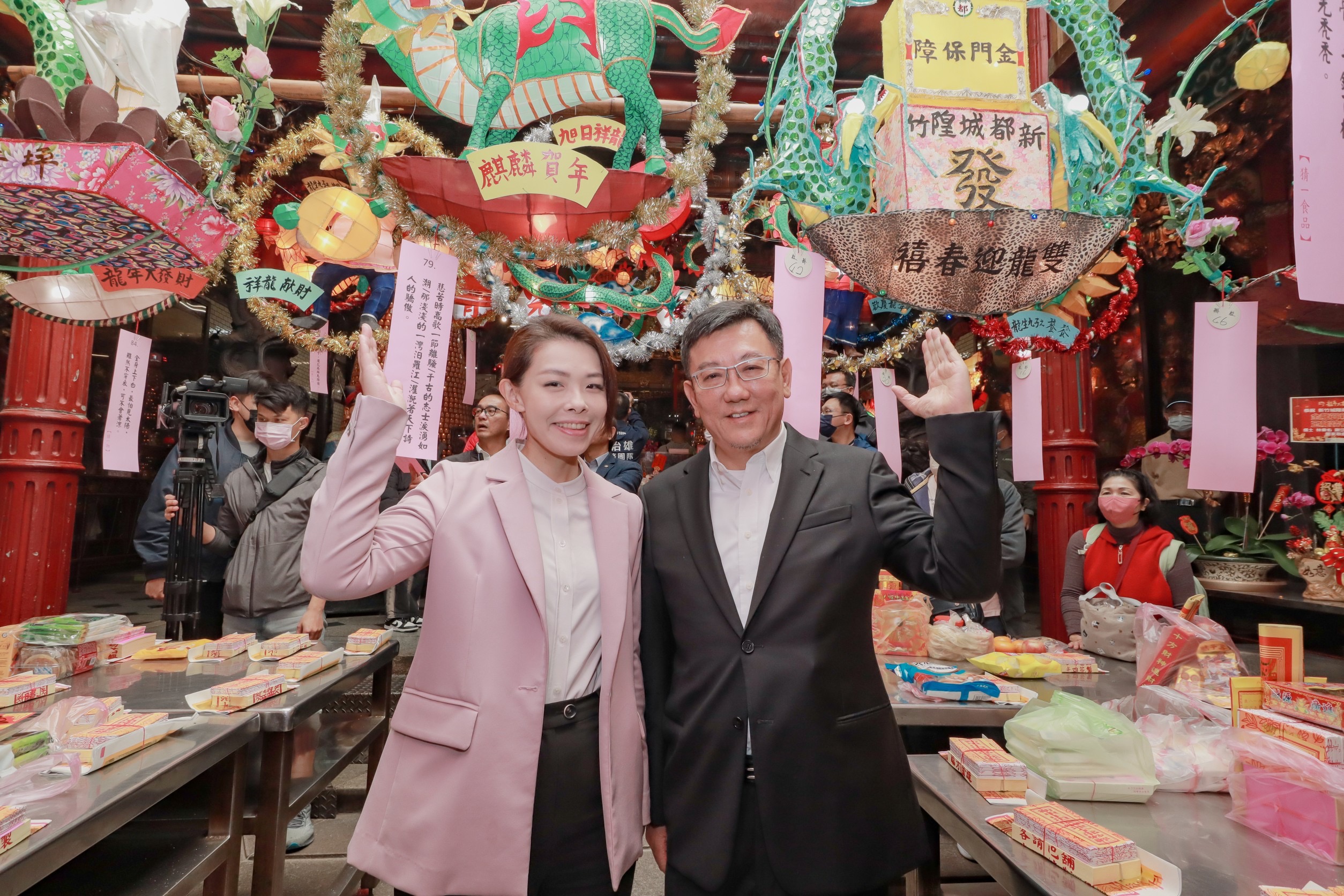新竹都城隍廟花燈藝術展登場!市長高虹安邀共賞年度藝術盛宴。(圖/記者林照東翻攝)