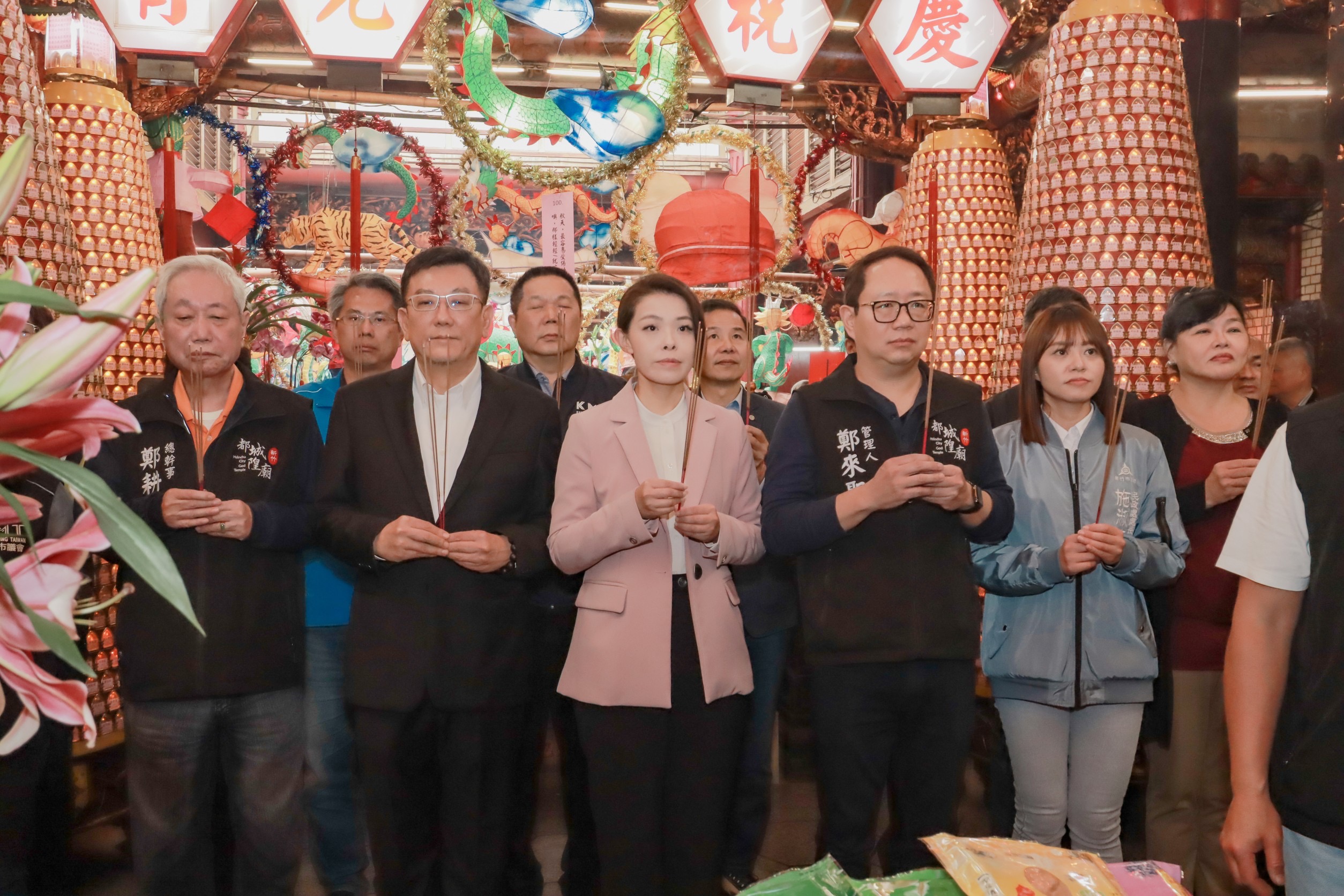 高市長參香祈福。(圖/記者林照東翻攝)