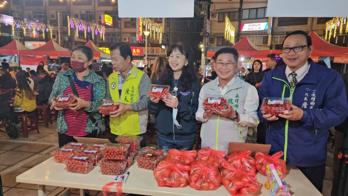 ▲小農攤販在地農產品跟鄉親進行趣味互動,增添元宵節熱鬧氣氛。(記者林明佑翻攝)