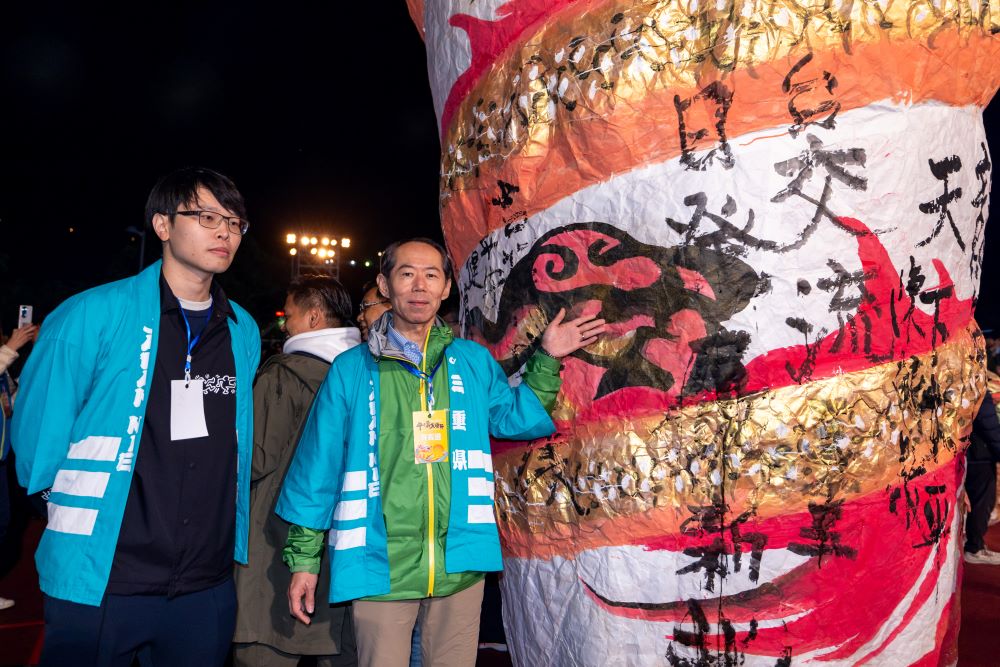 《圖說》今年適逢新北市與日本三重縣觀光交流締結合作10周年,今日三重縣觀光部更率領400名日本觀光客前來體驗臺灣天燈傳統文化,串起臺日交流情誼。〈觀旅局提供〉