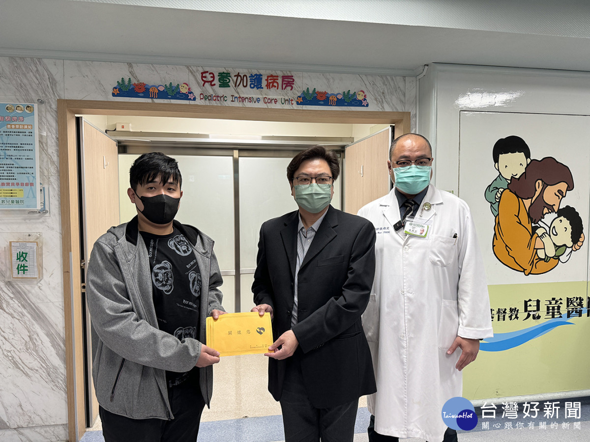 教育部主秘廖興國(圖中)前往探視陳姓女童,並贈予慰問金。