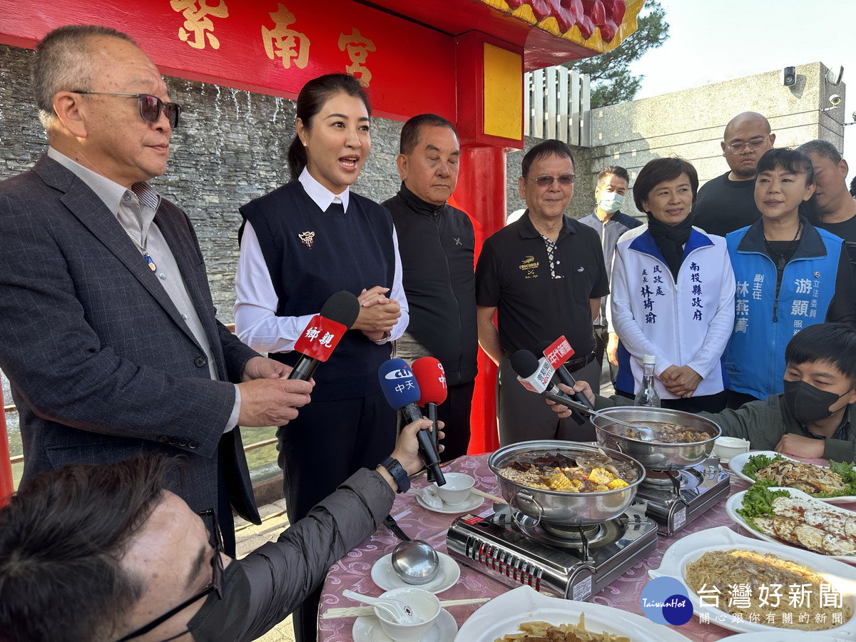 許淑華縣長感謝紫南宮長期以來維續此風俗也做許多公益。(記者扶小萍攝)