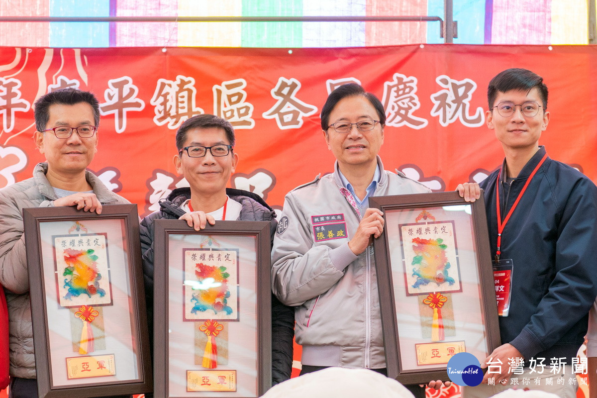 桃園市長張善政出席「113年平鎮區各界慶祝農民節」活動,表揚傑出農友。