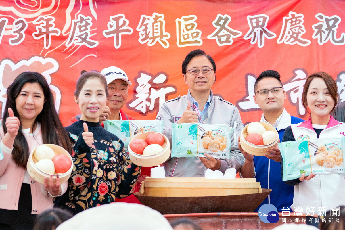 桃園市長張善政出席「113年平鎮區各界慶祝農民節」活動,向大家推薦農會新產品。