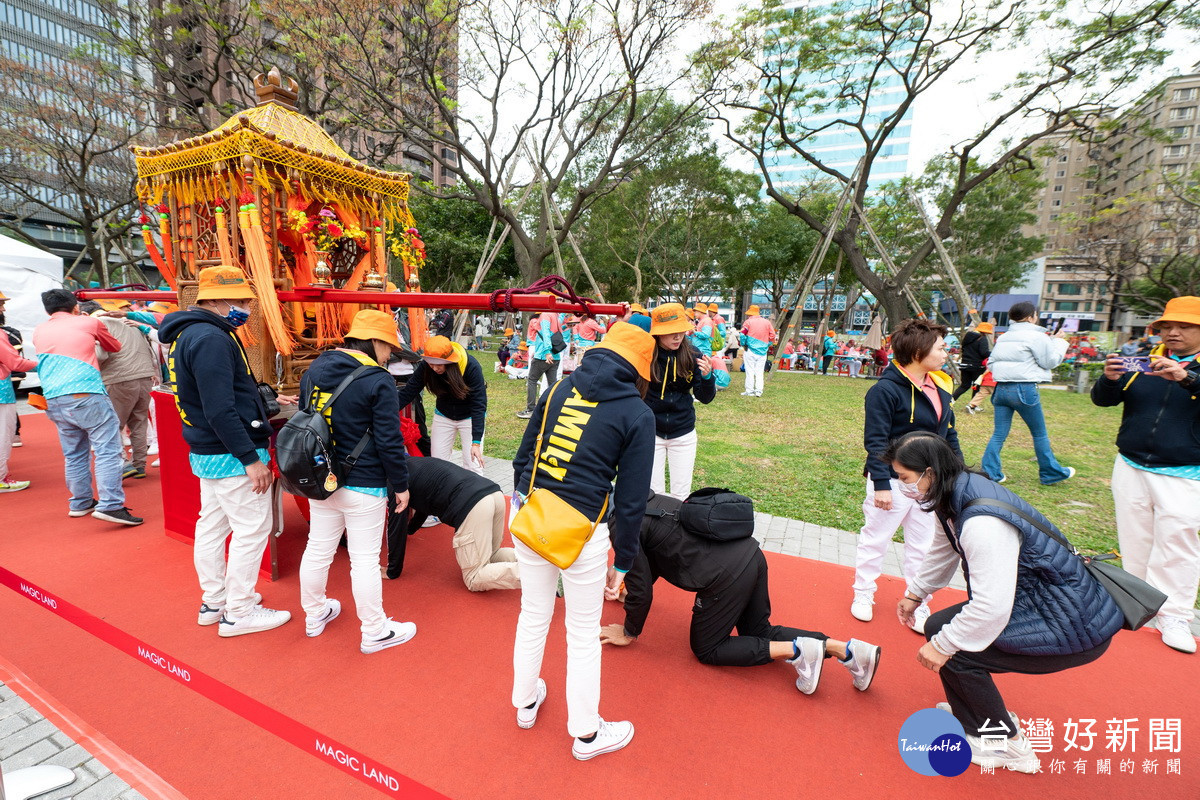 景福宮首度請出開漳聖王神尊,隨著繞境隊伍於藝文廣場供信眾鑽轎底祈求好運道。