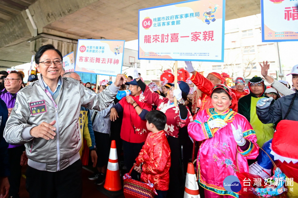 桃園市長張善政於「2024桃園龍潭迎古董接財神－踩街嘉年華活動」中與大家一起踩街。