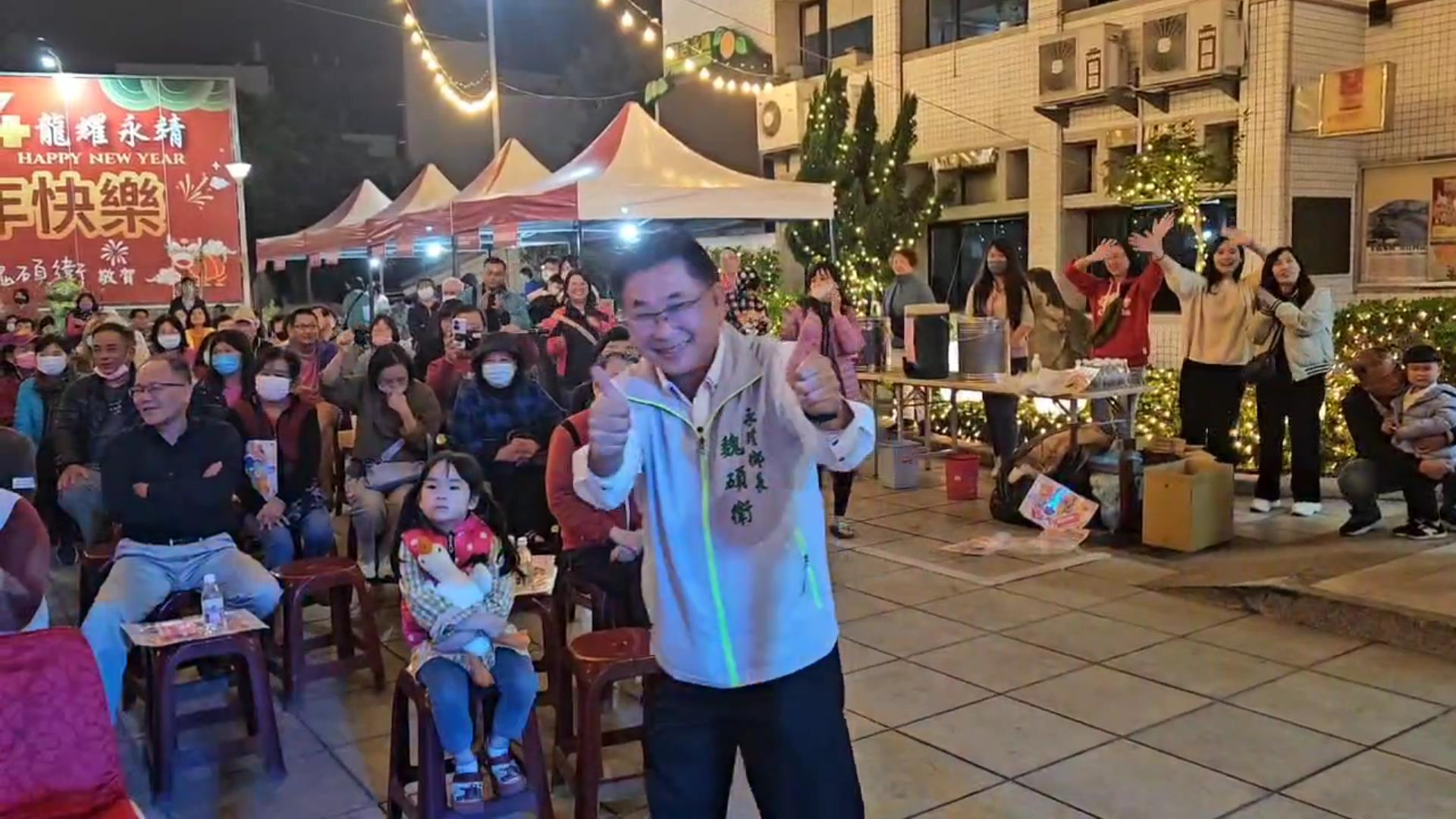 ▲永靖鄉公所舉辦元宵節音樂晚會，邀請藝行人樂團帶來精彩表演，吸引了眾多鄉親參與，有猜燈謎活動，嗨翻現場。（記者張溎壕攝）