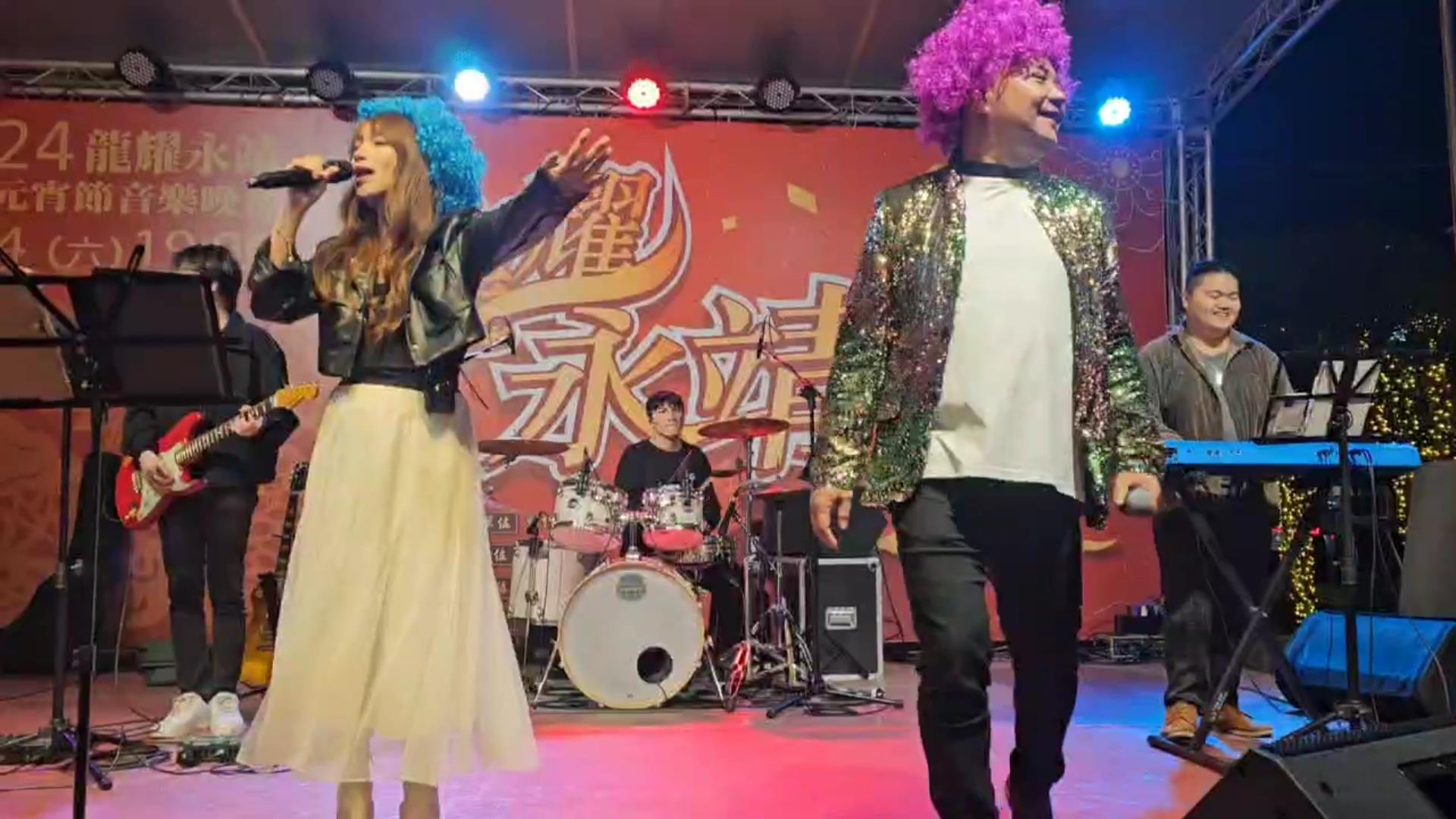▲永靖鄉公所舉辦元宵節音樂晚會，邀請藝行人樂團帶來精彩表演，吸引了眾多鄉親參與，有猜燈謎活動，嗨翻現場。（記者張溎壕攝）