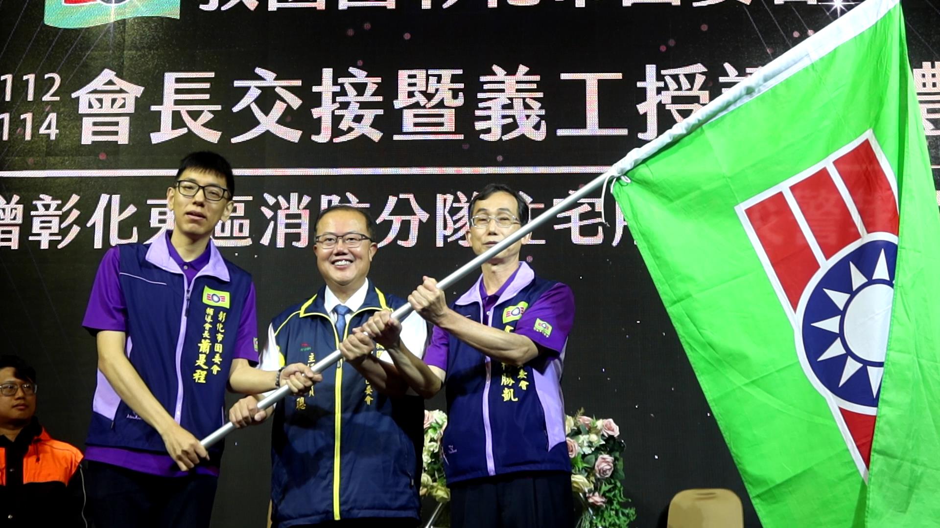 ▲救國團彰化市團委會辦理新卸任會長交接，卸任會長蕭是程捐贈100只住宅用火災警報器予彰化市東區消防分隊，展現了熱心公益的典範。（記者張溎壕攝）