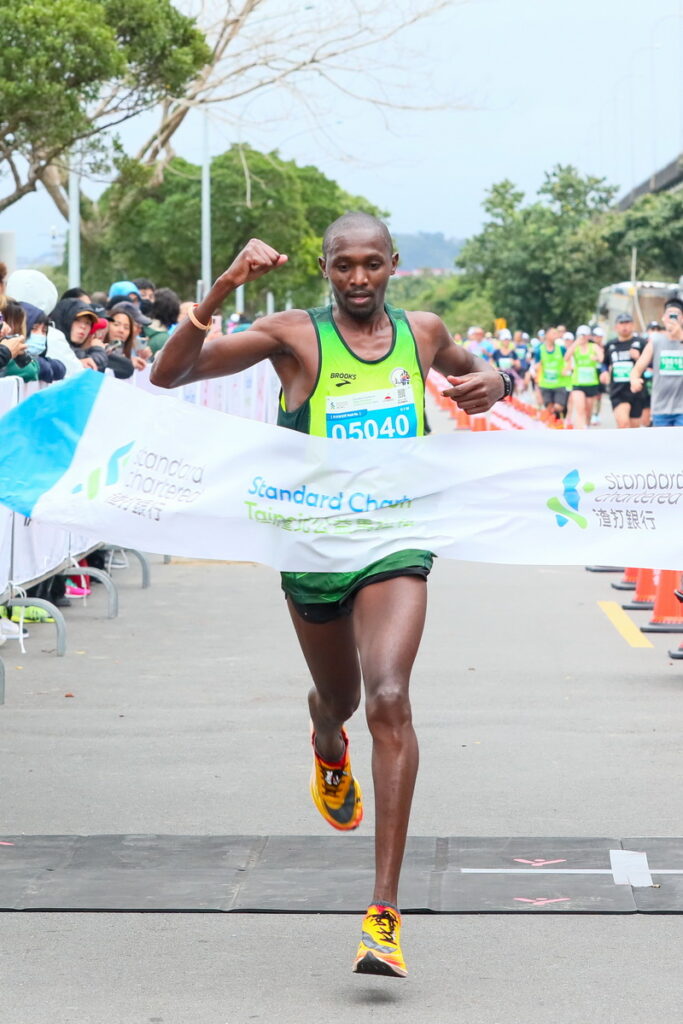 肯亞的FRANCIS KIOKO NZYOKI以2小時25分35秒勇奪2024渣打馬全馬男子組冠軍