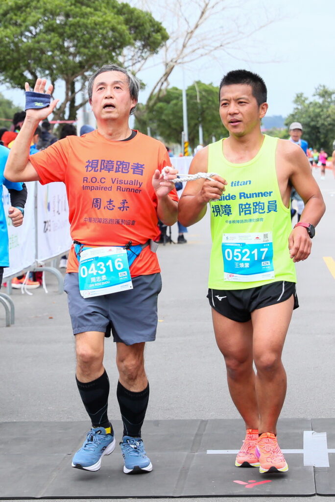 台灣首位完成百馬的視障運動員周志柔今(25日)參與2024渣打馬