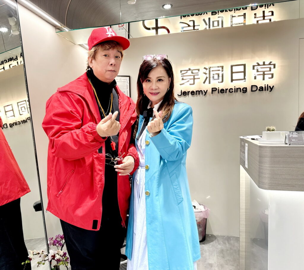 龍千玉為曹西平擔任一日店長
