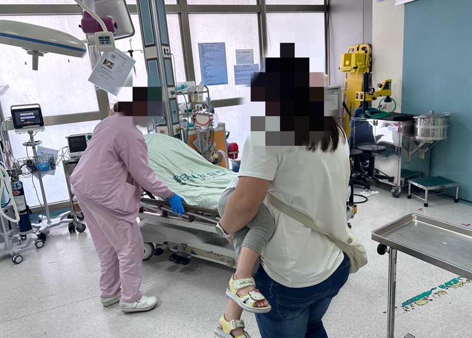 ▲圖說:在警車開燈鳴笛護送下,女童在8分鐘內就抵達醫院急診室 (圖/台中市政府提供)