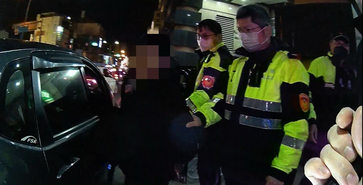 ▲圖說：郭男駕車違規左轉，遭執行守望勤務的員警攔下盤查              （圖／台中市政府提供）