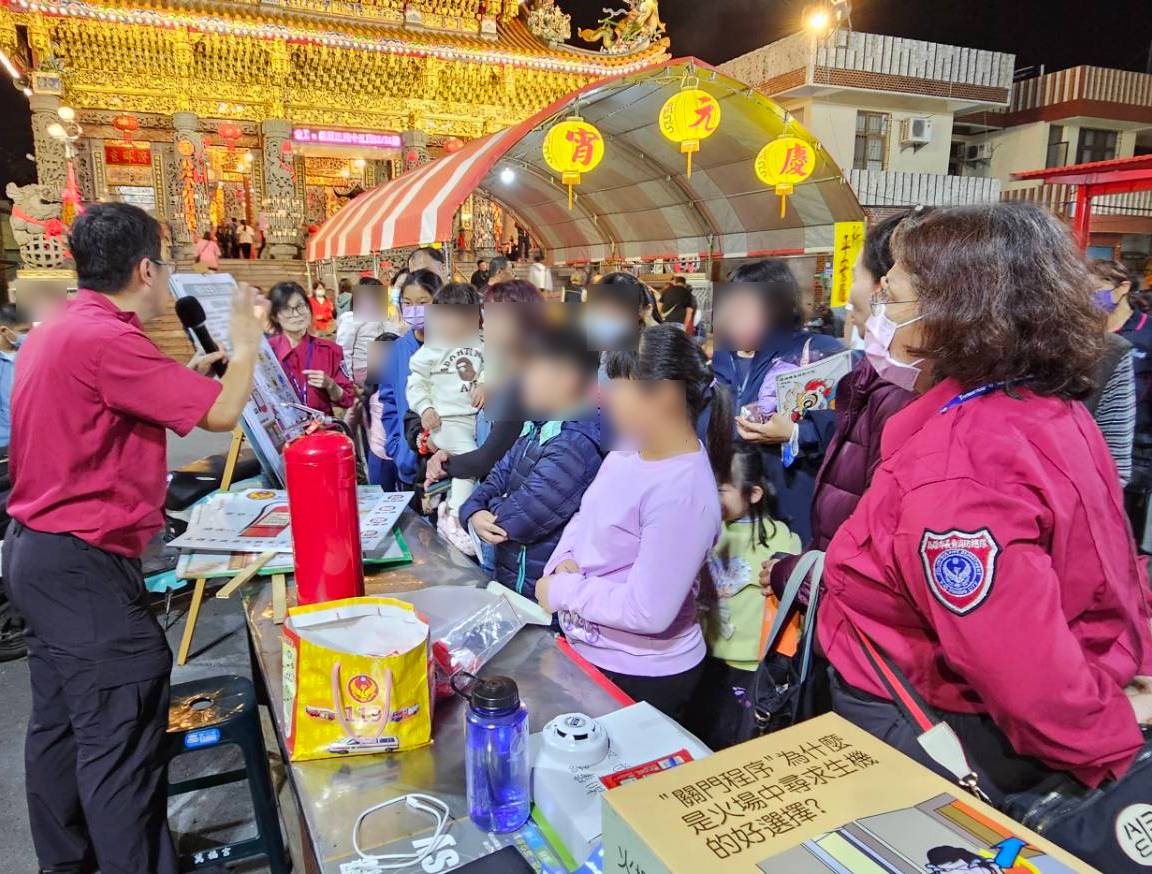 邊猜燈謎邊學防火防災知識 消防隊元宵佳節與民同歡。〈圖/記者蔡宗武翻攝〉