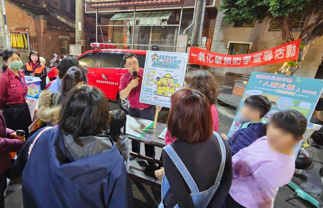 消防人員講解住警器的功效