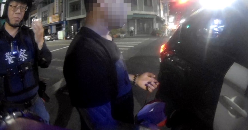 男違規停車遇盤查藏毒心虛下場自曝不藏了 遭警依法送辦。〈圖/記者蔡宗武翻攝〉