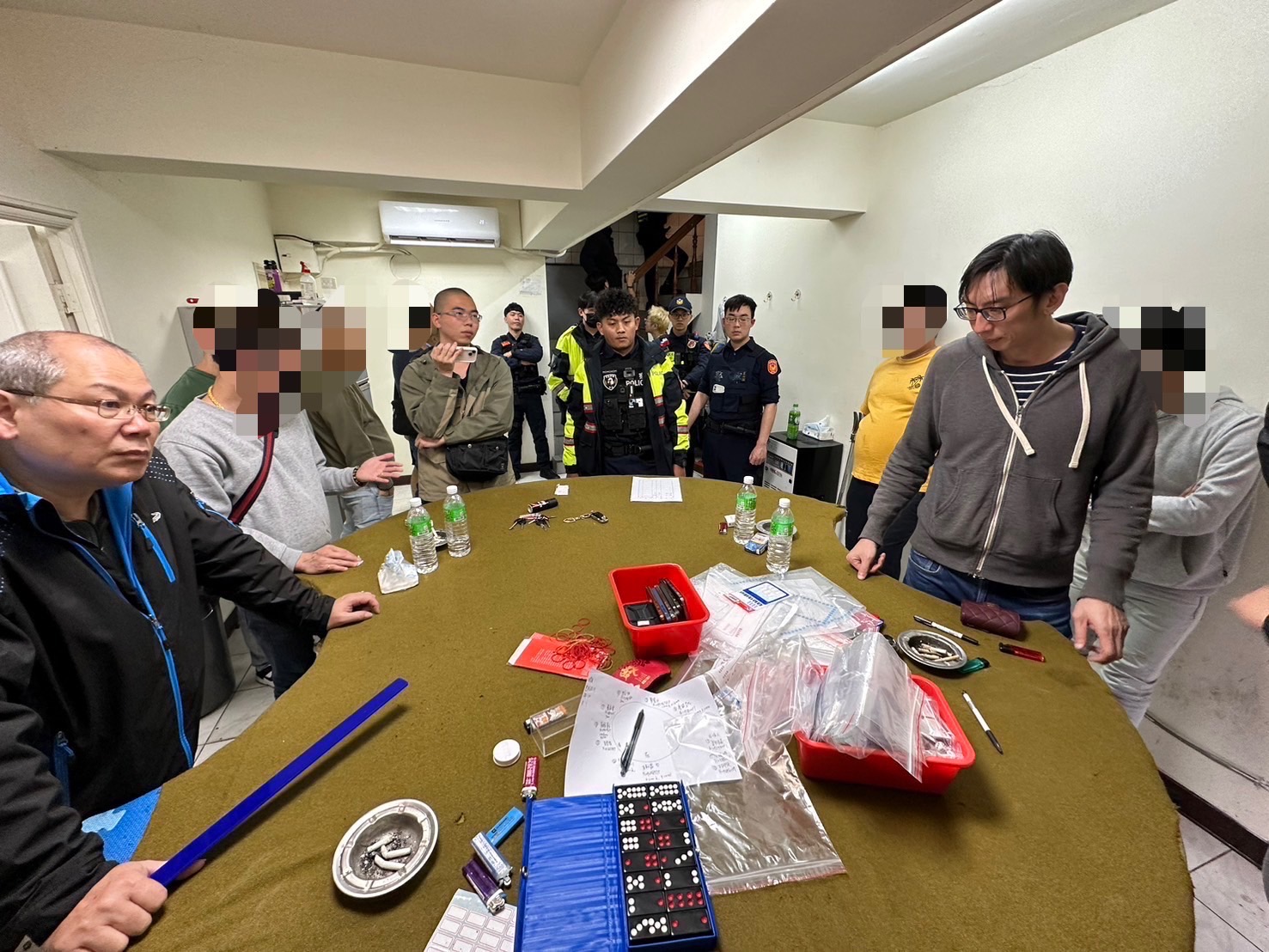 警方破獲天九牌職業賭場，現場進行清點。(記者戴昱弘 翻攝)