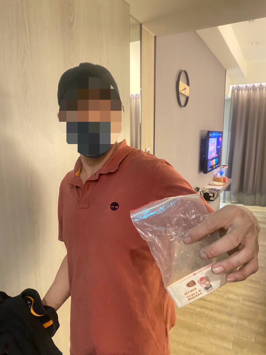 妻子大義滅親！夫妻糾紛警上門處理 查獲毒品咖啡包當場送辦