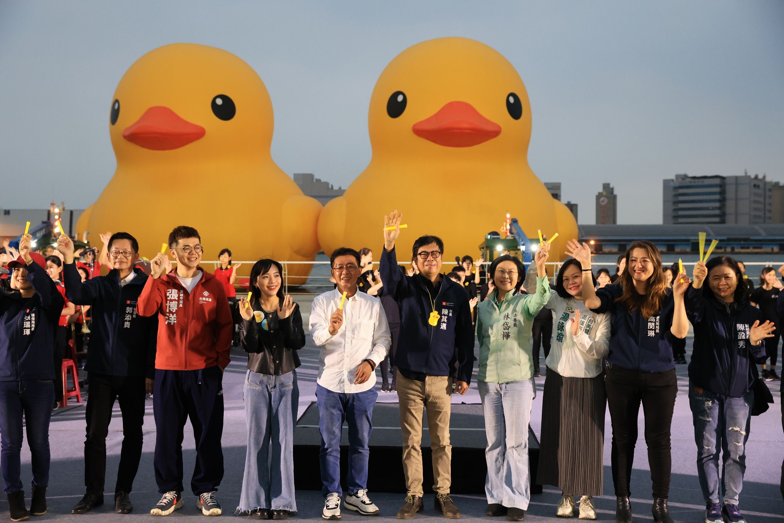 出席黃色小鴨歡送趴 陳其邁率市府團隊歡送小鴨離港 期待未來再相見