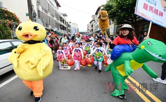 桃園迎古董接財神嘉年華在龍潭 踩街隊伍多采多姿爭奇鬥艷