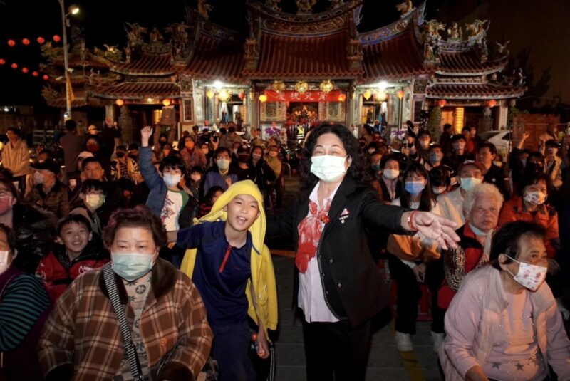 廟埕民眾觀賞戲劇演出慶元宵-南屯萬和宮_0