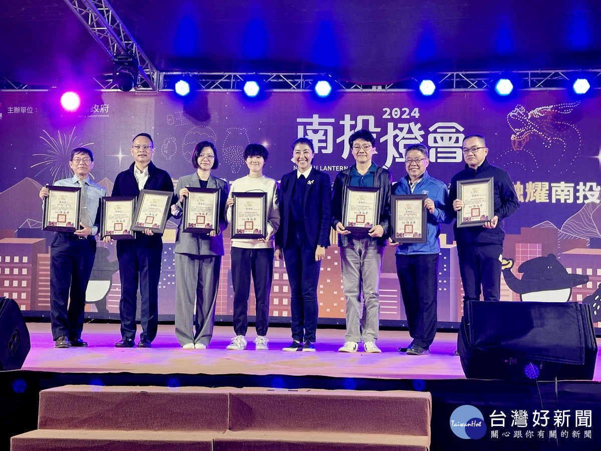 許縣長逐一贈感謝狀予各贊助單位宗教團體與社區。(記者扶小萍攝)