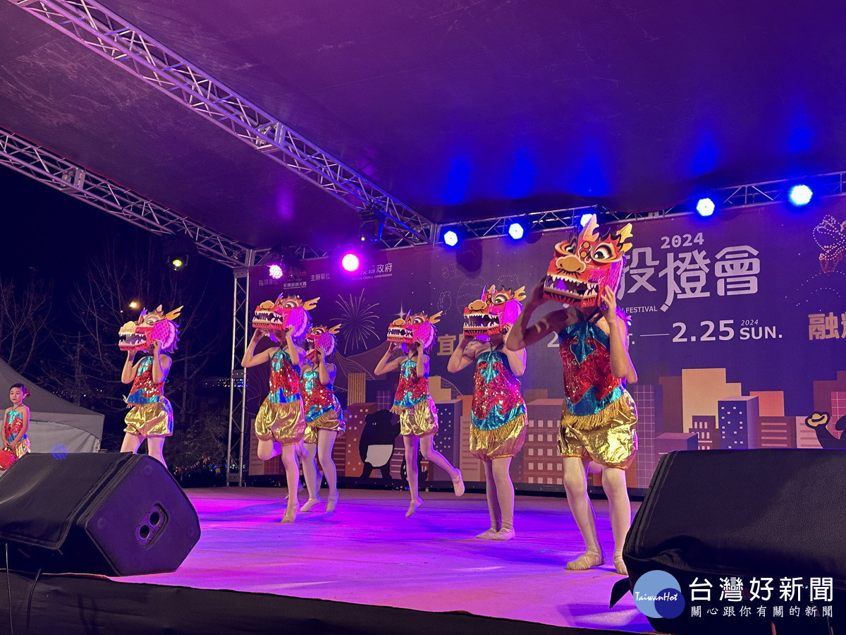 晚會有薪傳舞蹈團帶來精彩演出。(記者扶小萍攝)